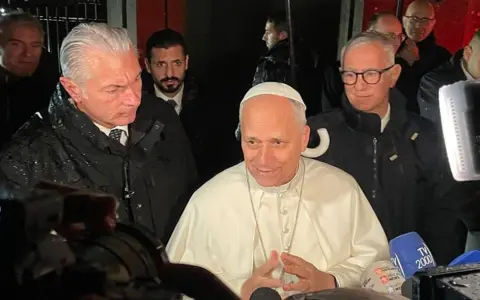 El Papa León XIV habla con periodistas en Castel Gandolfo