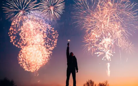 Hombre Con Fuegos Artificiales