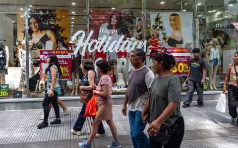 Actividad económica en vísperas de navidad por el microcentro salteño