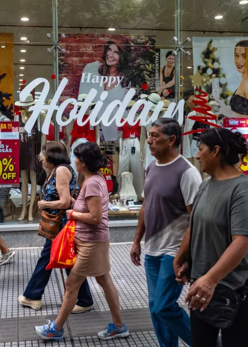 Actividad económica en vísperas de navidad por el microcentro salteño