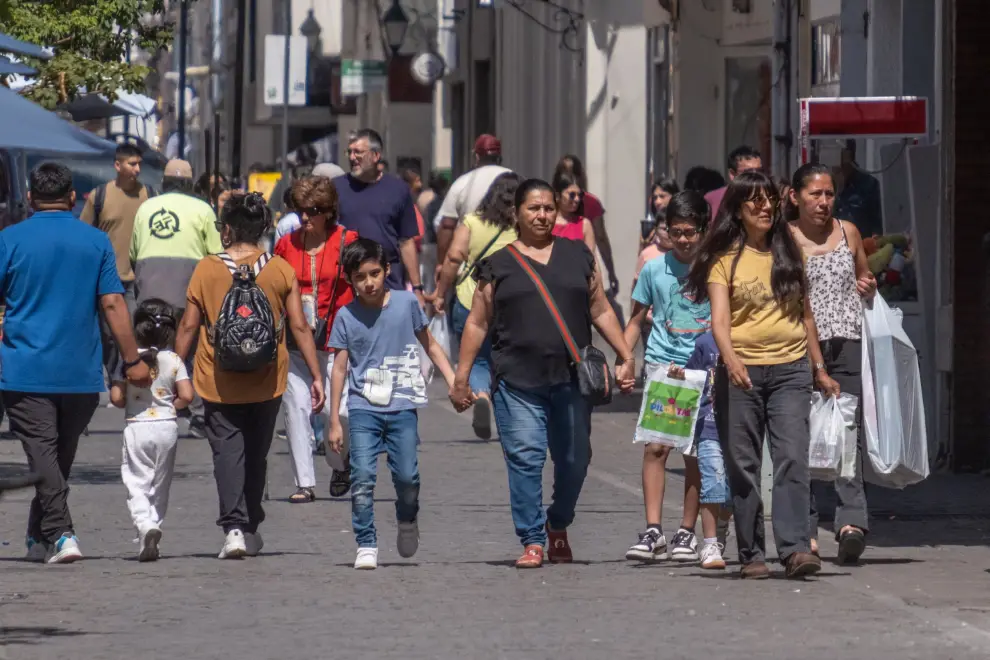 Actividad económica en vísperas de navidad por el microcentro salteño