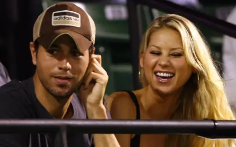 Enrique Iglesias y la extenista Anna Kournikova 