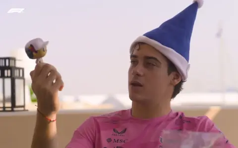 Colapinto viendo el regalo de su "Papá Noel secreto"
