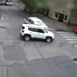 VIDEO: Dos heridos tras un siniestro vial en el centro de la ciudad