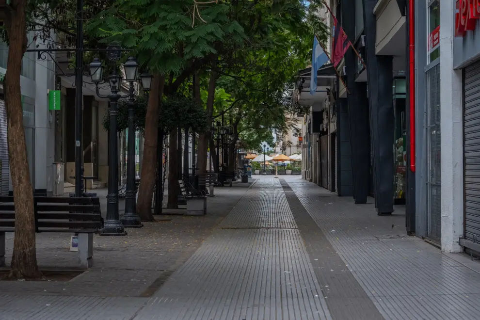 Peatonal alberdi sin basura y desolada en navidad