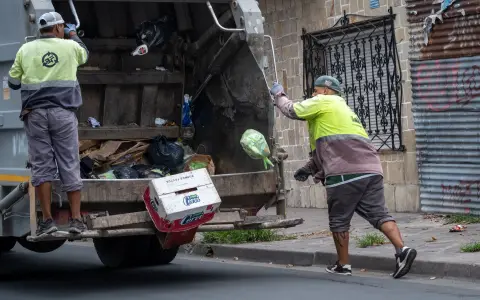Recolección de residuos por calle 25 de Mayo 