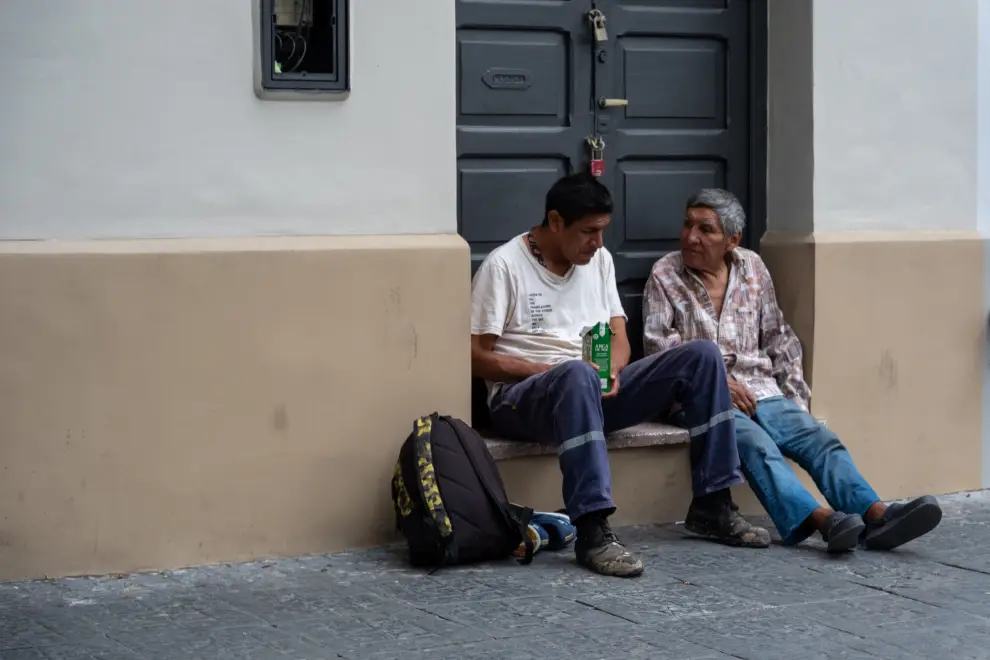 Mañana en navidad, unos amigos compartiendo un vino en calle Alsina
