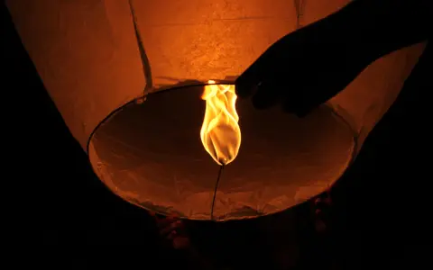 Un globo de papel inofensivo habría prendido fuego un auto