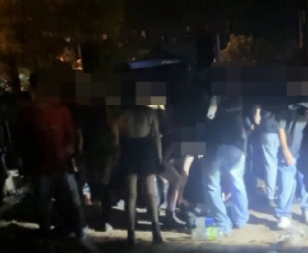 La gente abandonando la fiesta clandestina