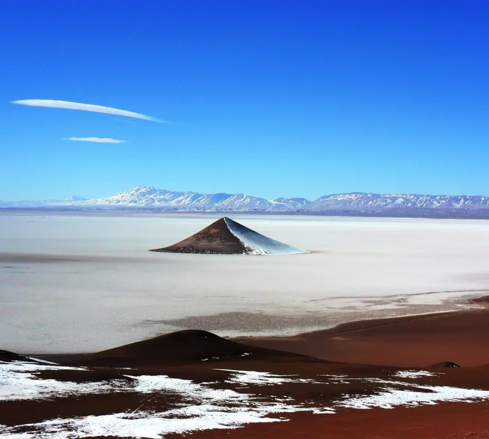 Parte del Salar de Arizaro y el Cono de Arita de fondo