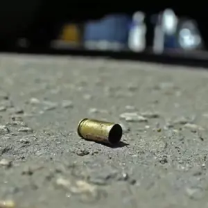 Niña de 12 años está grave tras sufrir una herida por una bala perdida