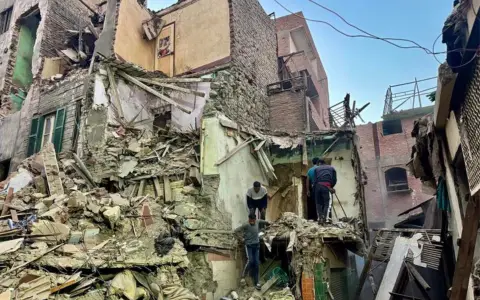 Tragedia en Egipto: ascienden a ocho los muertos por el derrumbe de un edificio en Guiza