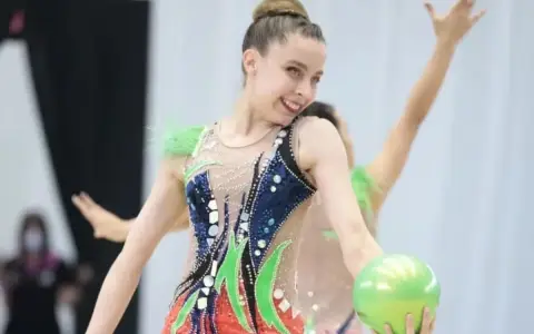 Isabelle Marciniak fue campeona juvenil de gimnasia rítmica en 2021,
