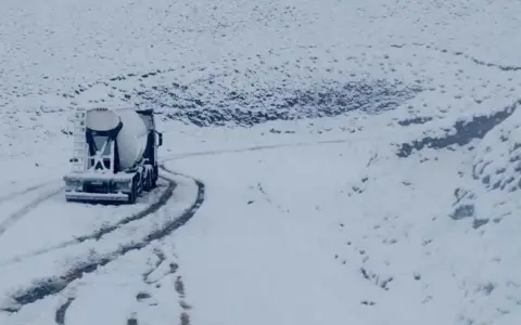 La Ruta Nacional 51 cubierta de nieve en la Puna