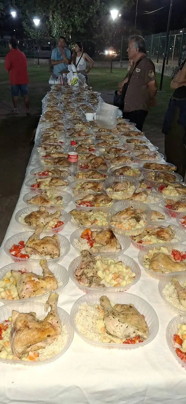 Pollo con arroz y ensalada, el menú para la cena