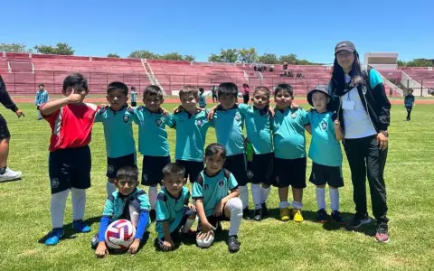 Deis Ortiz junto a los once chicos de la escuela de baby fútbol La Guarida