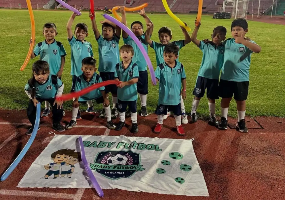 Los chicos de Salvador Mazza en el acto inaugural de la Copa Tarija