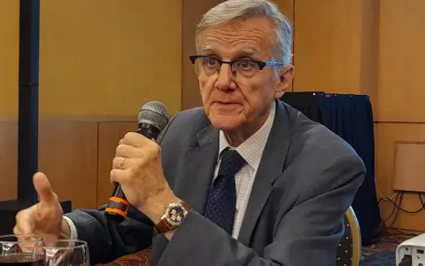 Eduardo López infectólogo