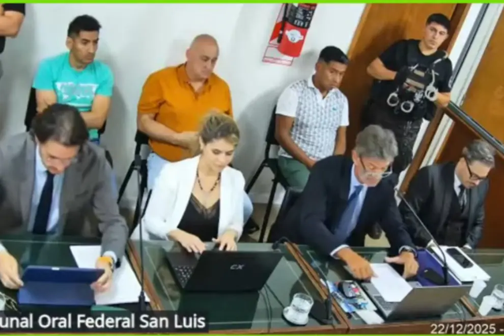 Los tres acusados por integrar una banda narcocriminal detrás de sus abogados