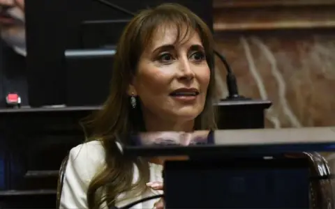 Senadora Cristina López