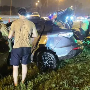 Circunvalación Oeste: choque brutal de un Fiat Cronos contra un poste de luz