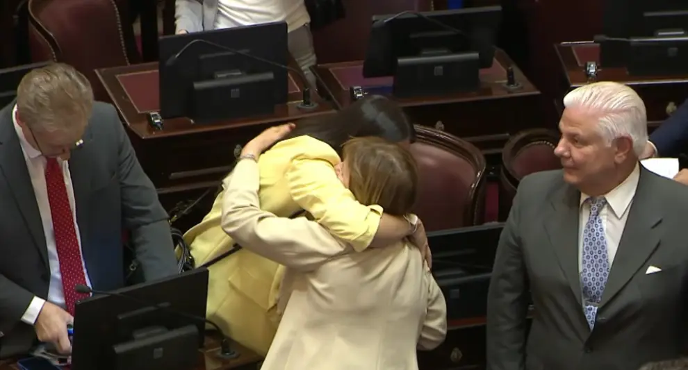 Abrazo de Orozco con Bullrich.