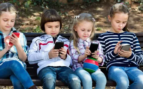 Niños con celular