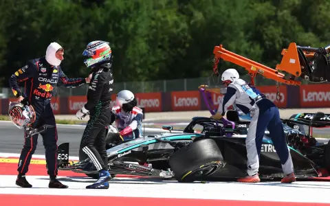 Andrea "Kimi Antonelli, tras un choque en un GP de Fórmula 1.