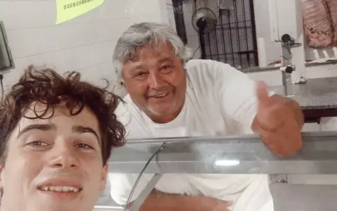 Franco Colapinto y una selfie... en la carnicería.