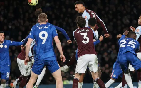 Watkins se eleva para marcar de cabeza, en el segundo gol para su doblete en el triunfo del Aston Villa ante el Chelsea.
