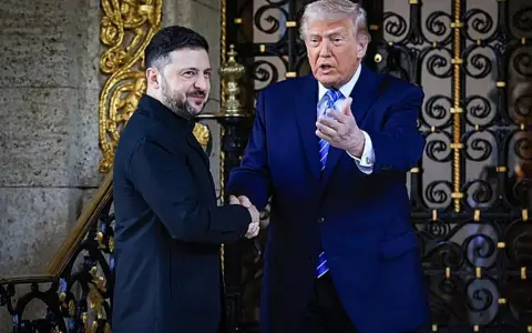 Donald Trump junto a Volodymyr Zelensky