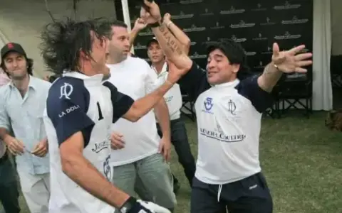 Diego Armando Maradona y Adolfo Cambiasso