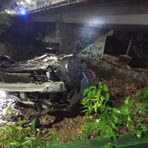 Detalles del rescate de alto riesgo en San Lorenzo: Auto cayó del puente hacia el río