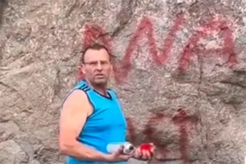 Camionero captado in fraganti mientras vandalizaba rocas en el Parque Nacional Nahuel Huapi