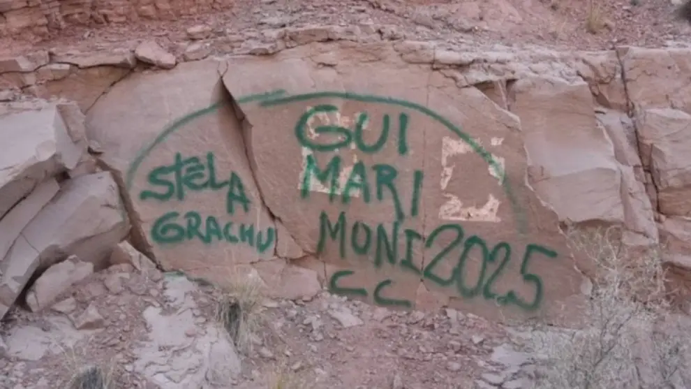 Turistas oriundos de Buenos Aires fueron sancionados con multa por vandalizar rocas en Dique Potrerillos