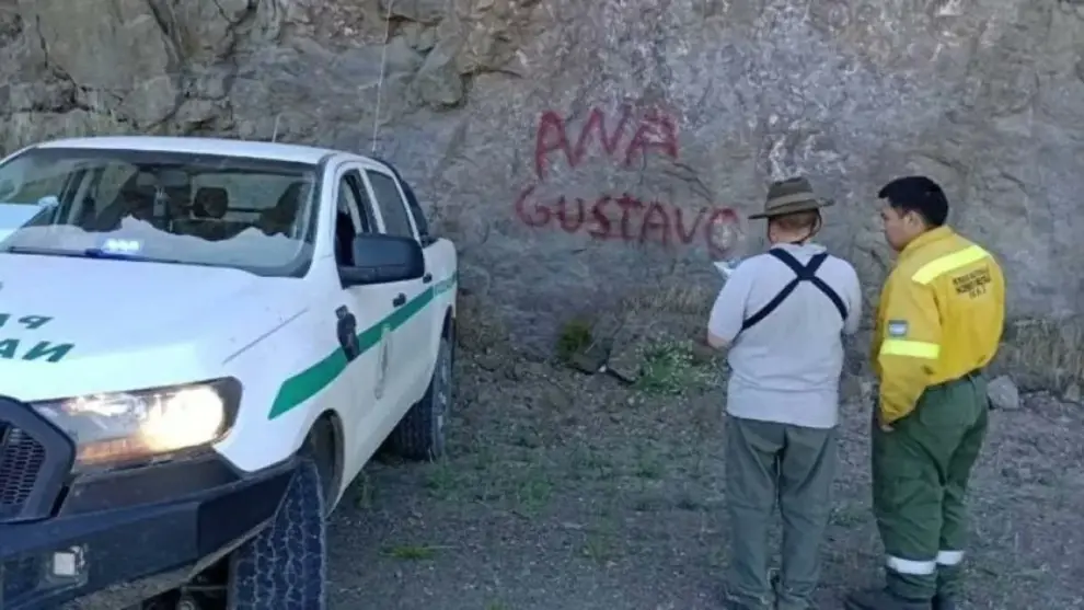 Escándalo en el parque Nacional Nahuel Huapi con un camionero que pintó con aerosol rocas.