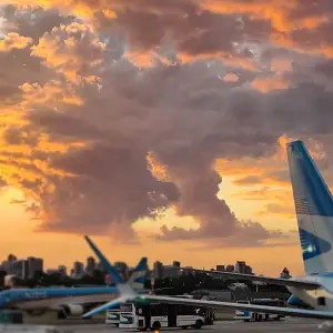 Cielos abiertos, tierra saturada: Marcha atrás con la desregulación para que "opere todo el mundo en los aeropuertos argentinos"