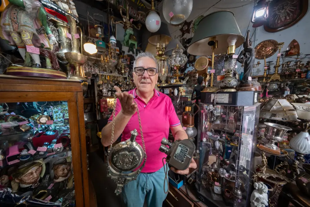 Hugo Cervera dueño del anticuario El trueque