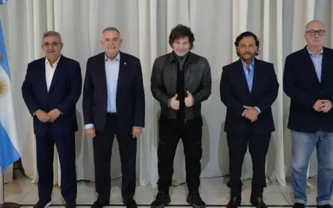 Javier Milei, reunido con Osvaldo Jaldo (Tucumán), Gustavo Sáenz (Salta) y Hugo Passalacqua (Misiones)