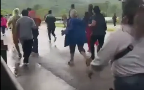 La gente cruzando por el Puente Internacional de Aguas Blancas sin registrar el paso en aduanas