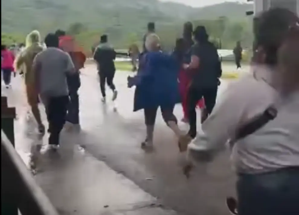La gente cruzando por el Puente Internacional de Aguas Blancas sin registrar el paso en aduanas