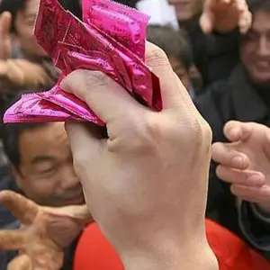 China: Impuesto al preservativo y partos "gratis" para impulsar la natalidad