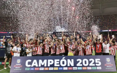 Estudiantes de La Plata, campeón de dos torneos en 2025: el Clausura y el Trofeo de Campeones.