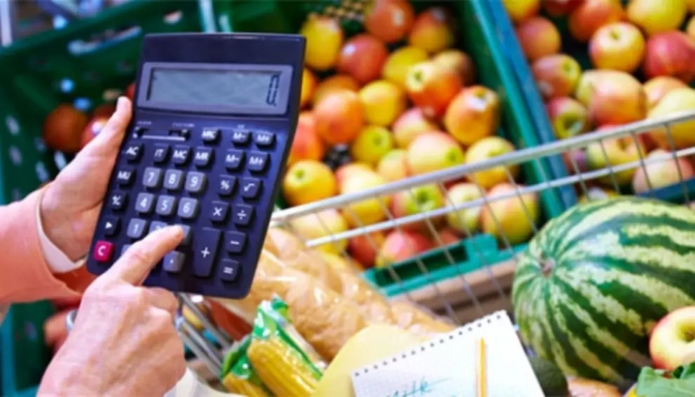 Con calculadora en mano para abastecerse en el supermercado.