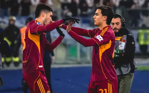 El abrazo de Matías Soulé con Paulo Dybala, tras el gol del marplatense.