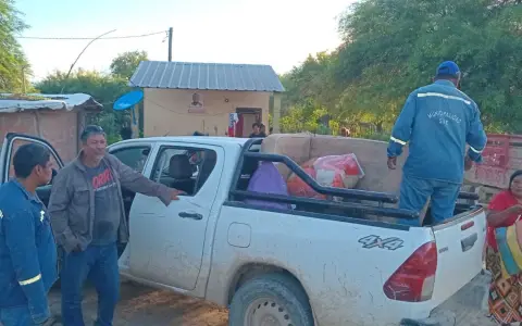 Familias comienzan a dejar sus hogares por temor a la crecida