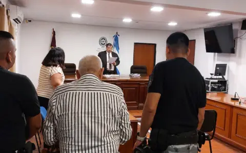 El juez Mario Maldonado lee la sentencia en Orán