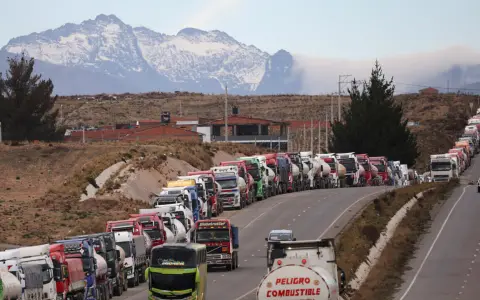 Bolivia fila para obtener combustibles