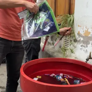 ¿Control? de pirotecnia en Salta: Mojaron algunos explosivos, pero la venta sonora persiste