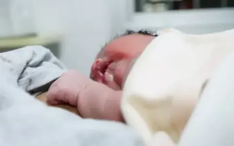 Hannah es la primera bebé del 2026 en el Hospital Público Materno Infantil
